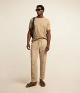 Remera de manga corta y cuello redondo, confeccionada en algodón peruano de alta calidad. Presenta un diseño liso y corte cómodo, ideal para uso diario.