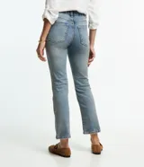 Pantalón de jeans celeste de corte recto cropped, con lavado dirty, cintura con trabillas, bolsillos y cierre delantero con botón y cremallera.