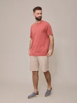 Bermuda de hombre color azul marino, confeccionada en sarga con 5 bolsillos. Composición: 98% algodón y 2% elastano.