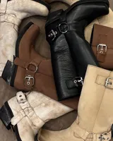 Bota de cuero marrón con caña alta y estribo desmontable.