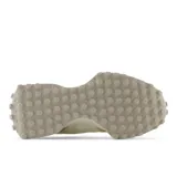 Championes New Balance 327 de dama, color beige con detalles en marrón y estampado animal print en el logo lateral.