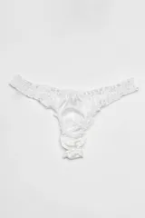 Bombacha less de satén color champagne con volados en los bordes.