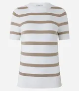 Blusa de punto ligero con diseño de rayas horizontales, cuello redondo y mangas cortas. Confeccionada en una mezcla de viscosa y poliamida, presenta un ajuste al cuerpo.