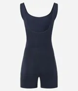 Enterito deportivo corto de microfibra color marrón, con escote redondeado, breteles anchos y bolsillos laterales funcionales.