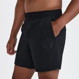 Short deportivo 2XU de 6 pulgadas, color negro, con cintura elástica, bolsillos laterales y logo de la marca en el lateral. Cuenta con aberturas laterales para mayor movilidad y ventilación.