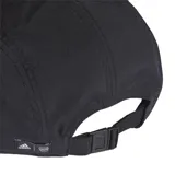 Gorro Adidas negro de cinco paneles con visera plana y escudo del Arsenal bordado en blanco en el frente.