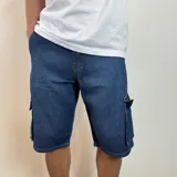 Bermuda cargo de jean color negro con múltiples bolsillos y corte a la rodilla.