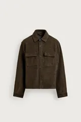 Sobrecamisa de corte relaxed fit, color marrón, confeccionada en tejido texturizado con lana. Presenta cuello solapa, manga larga con puño abotonado, bolsillos frontales con solapa y cierre de botonadura.