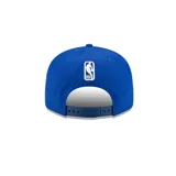 Gorro azul con logo de los Golden State Warriors bordado en amarillo.