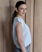 Musculosa de tejido de punto con textura, color fucsia, de corte recto y cuello redondo.