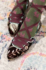 Bailarinas negras con bordado floral multicolor, escote cuadrado, punta y talonera. Cintas de grosgrain color borgoña que se atan al tobillo.