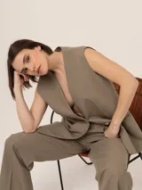 Chaleco color visón con rayas verticales finas, escote en V y corte recto.