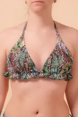 Top de bikini con estampado geométrico multicolor, corte triangular, tiras finas para atar en cuello y espalda, detalle de volados en el borde inferior y bolsillo interno para colocar almohadillas. Confeccionado con tela que contiene fibra LYCRA® XTRA LIFE™.