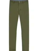 Pantalón chino de corte recto color verde oliva, confeccionado en algodón pima elástico.