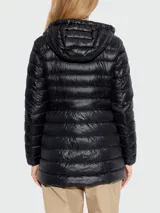 Campera corta de plumas Moncler modelo Jasmin, color negro, con diseño acolchado, cierre frontal y capucha integrada.