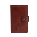 Billetera de cuero color marrón, con cierre de solapa y botón a presión, y el logo de la marca grabado en la parte frontal.