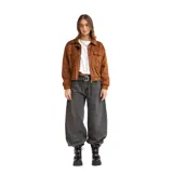 Campera de gamuza sintética color marrón, con cuello clásico, cierre frontal con botones a presión, bolsillos frontales con solapa y puños elásticos.