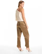 Top de un hombro color blanco, con diseño asimétrico y manga larga abullonada. Presenta apliques florales en el frente y ruedo con terminación elástica que genera un efecto blusado.