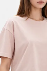 Remera de manga corta de algodón, de corte ancho y cuello a la base en color blanco.