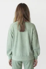 Buzo color marrón con corte suelto y cuello redondo.