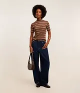 Blusa de ribana color marrón con rayas horizontales blancas, cuello medio, mangas cortas y corte ajustado.