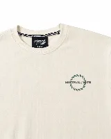 Buzo de felpa color beige con cuello redondo, puños y ruedo acanalados. Presenta un diseño gráfico estampado en la espalda con tipografía y detalles en color verde oscuro.