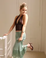 Collar largo de diseño artesanal compuesto por piezas irregulares de alpaca maciza unidas por eslabones, montado sobre un cordón de algodón natural con sistema de nudo corredizo ajustable.