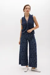 Pantalón wide leg color crudo, con textura de pequeños tajitos.