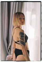 Culotte less de tiro alto color negro, confeccionado en suave algodón con diseño de ajuste cómodo.