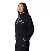 Polar de sherpa color negro Columbia, modelo Helvetia II Cropped, con cuello alto abotonado con broches, ribete en contraste y bolsillo frontal con cierre en el pecho.