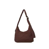 Bolso tipo hobo o baguette de tela acolchada color marrón oscuro, con costuras en patrón de rombos. Posee un bolsillo exterior frontal y una correa de hombro ajustable con argolla metálica.