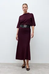 Falda midi tejida de corte recto y silueta ajustada, con cintura elástica y diseño minimalista.