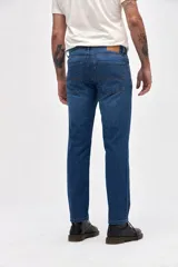 Jean de corte recto y tiro medio, confeccionado en denim de color azul clásico con costuras reforzadas y cierre frontal con botón.