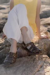 Sandalias Loop de cuero genuino color negro, con diseño de tiras entrelazadas, tira trasera y hebilla metálica.