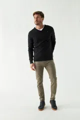 Sweater de punto color rosa con cuello en V y logo bordado en el pecho.