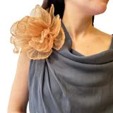 Broche de gran tamaño en forma de flor, confeccionado en organza de color cobre con acabado traslúcido y voluminoso.