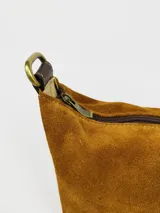 Necessaire de cuero gamuzado color tostado con detalles de cuero marrón oscuro, manija superior y cierre metálico.