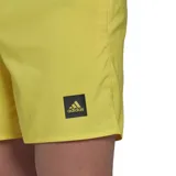 Short de baño amarillo de Adidas, con cintura elástica y logo en la pierna.