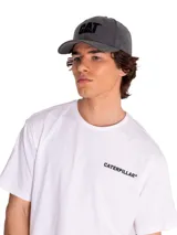 Gorro trucker gris oscuro, con visera curva y logo CAT bordado en relieve en la parte delantera.