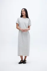 Vestido largo de algodón con rayas horizontales finas en color gris y blanco, corte recto y mangas cortas.