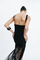 Vestido largo entallado negro con escote cuadrado, tirantes anchos y bajo acabado en flecos largos a tono.