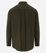 Camisa de hombre color verde oscuro, confeccionada en terciopelo, con cuello clásico, manga larga y dos bolsillos frontales con solapa y botón. Cierre frontal con botones.