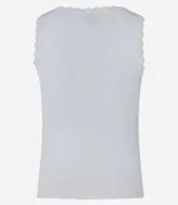 Musculosa de punto color rojo, con cuello redondo y detalle de ondas en sisas y cuello.