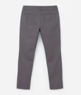 Pantalón masculino de corte skinny confeccionado en sarga de algodón con elastano. Presenta cierre frontal con botón y cremallera, cintura con trabillas y bolsillos laterales y traseros.