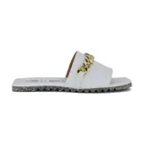 Sandalias bajas veganas color negro con suela de caucho ecológico y capellada de material Vynyltech. Presentan una cadena dorada decorativa en la tira superior.