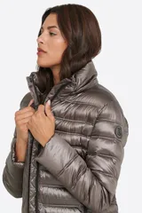 Campera azul metalizado con relleno de plumón sintético y capucha con borde de piel sintética.