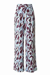 Pantalón de tiro medio con pinzas frontales y pierna amplia con estampado abstracto en tonos celeste y marrón.