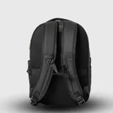 Mochila de diseño minimalista en color negro, con múltiples compartimentos con cierre, bolsillo frontal vertical y compartimento interno para laptop de hasta 16 pulgadas.