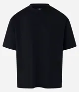 Remera masculina color blanco hueso, modelo boxy, con cuello redondo y mangas cortas. Confeccionada con tecnología Dry para un tacto frío en el interior y algodón en el exterior.