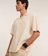 Set de seis pulseras de estilo casual, todas en color negro. Incluye tres pulseras trenzadas ajustables con cordón y tres pulseras con cuentas elásticas (algunas de cuentas lisas y otras de cuentas texturizadas).